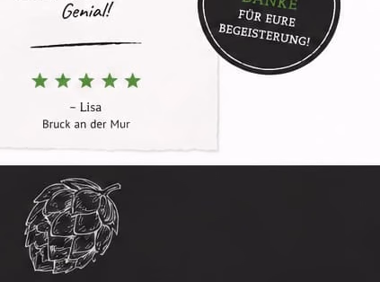 Bierexperte präsentiert Gästen eine Flasche bei der Verkostung