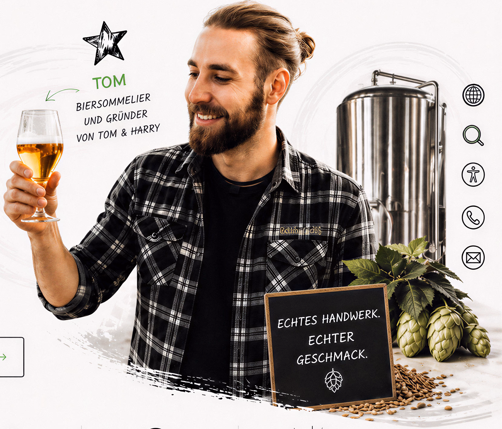 Tom hält ein Bierglas neben Braukessel, Hopfen, Malz und einer Tafel mit Craft-Beer-Spruch.